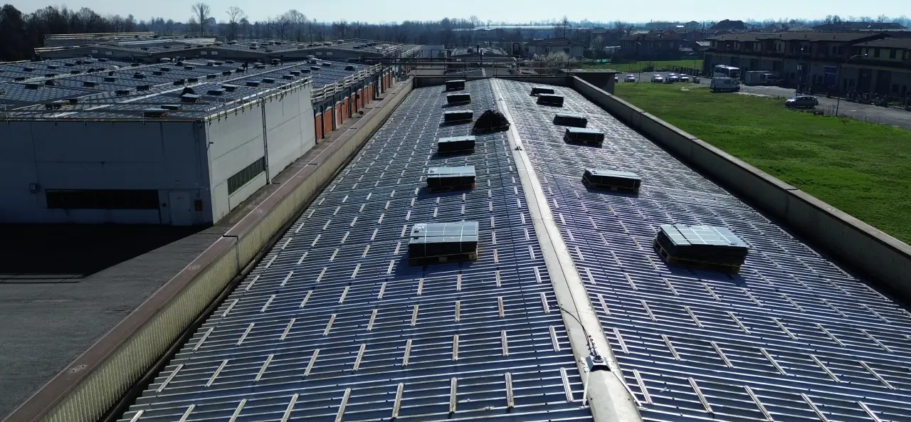 foto di un tetto ricoperto di pannelli fotovoltaici
