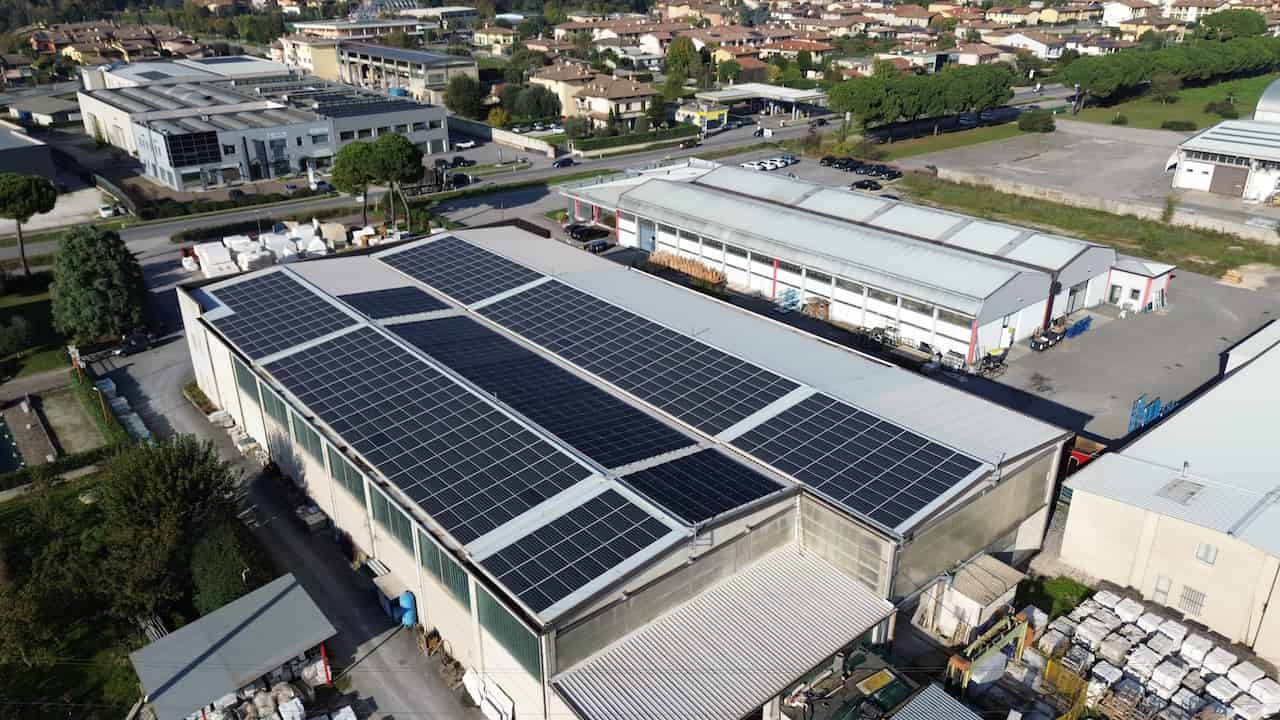 Acciaio e sole: energia che lavora